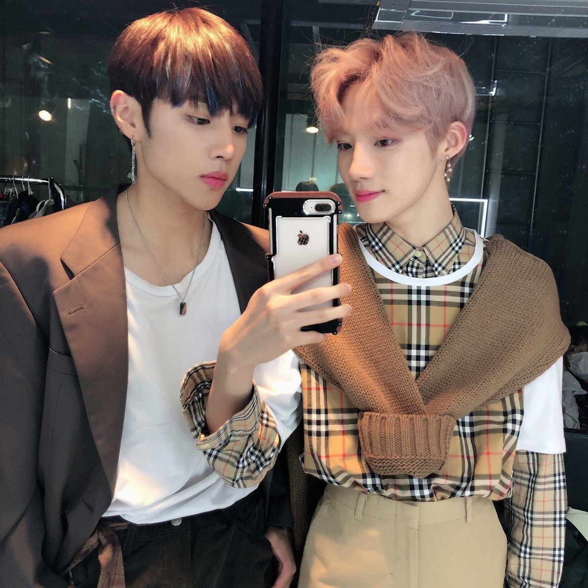 newboyztwt's tweet photo. 𓂃 . 💨 𓄹 𝐛.est 𝕨𝕖 ! 𝄞 ___,, 𝗡𝗕𝗭 ╱ ⁺ 뉴보이즈 ᝰ 新offıcıāl ぃ up:datǝ ✰. 𝟤𝟢𝟣𝟢𝟤𝟧. ✦% ( ﹫_🐰' › #_KAITO * )
Hoy Will y yo nos levantamos sintiéndonos como los más elegantes del mundo y nos pusimos guapos solo para ustedes, NEW B 👉🏻👈🏻 https://t.co/WpizHG6pcj