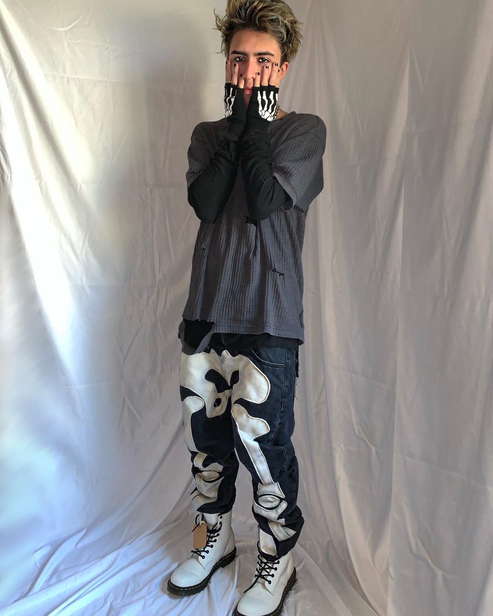 XsJacket's tweet image. 🖤🖤🖤🖤