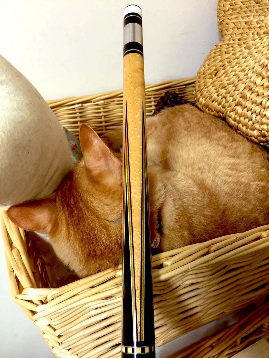 1番長く使ってたcueです。インレイなしのブシュカリング付き4剣、一番好きなデザインです。
1974年製なのでメープルもえぐいですね。