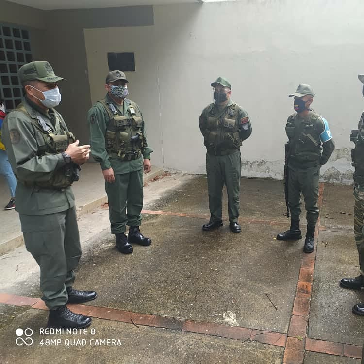 Emgamb21's tweet photo. #25Oct20 el GD. José Luis  Parra sosa, 2do. Cmdte. Y Jefe del @Emgavmb, acompañó al MG. José Rafael Silva Aponte, @CmdtegnralAMB, a pasar revista en la  U.E Rep. de Indonesia, Municipio Baruta, Edo. Miranda. #simulacroan2020 ¡ Rumbo a las Elecciones parlamentarias del #6D! https://t.co/YEzrojUWrR