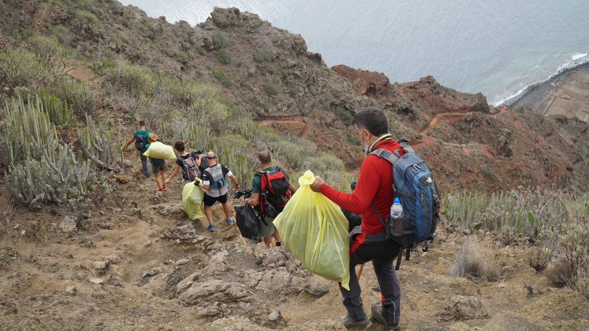 SCSostenible's tweet photo. 🏔 Hoy subimos hasta La Atalaya | Igueste de San Andrés para realizar una actividad de voluntariado ambiental: limpieza de la sima volcánica La Robada
💚💙 30 personas recogieron más de 250Kg de residuos
@santacruz_ayto
#Lenea
@BermudezSCT
@evebruler
#Ecoimplicados https://t.co/YBzup7mDZ3