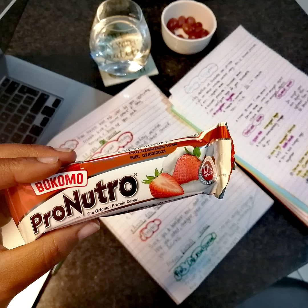 MooseManzini's tweet photo. It's exam season 📝, and that means my nights become my mornings.
I can't bring myself to having cereal at midnight but I sure won't turn down ProNutro high protein bar. Giving me the energy and nutrients while I burn the midnight oil #PronutroGoodToGo #Ad https://t.co/Q8dfcB1MKu