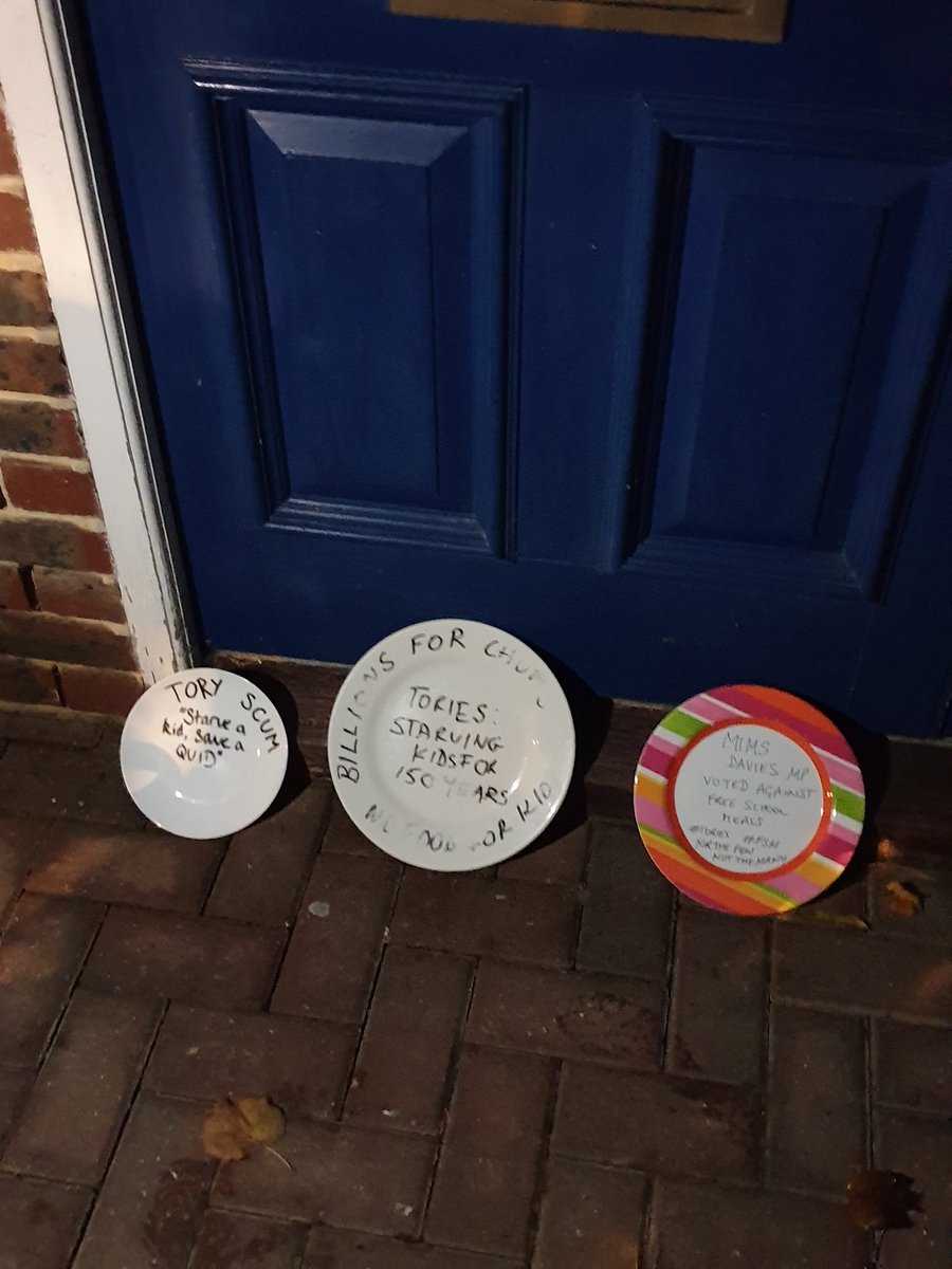 VerityKalcev's tweet photo. @snb19692 Spotted outside #Tory led Haywards Heath Town Hall in @mimsdavies' constituency. Mims voted against extending #FreeSchoolMeals this week & at Easter (before then having to justify #LiarJohnson's #Uturn π€£).
#3Point5Percent #PlateProtest @MarcusRashford https://t.co/PwnNoqel1Y