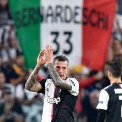 FBianconers's tweet photo. Felicissima d vederti titolare @fbernardeschi ❤😍⚽💪👏🤙Ti voglio bene Fede💗💖Sempre cn te #Chicco💞💝🤍🖤Forza Fede⚪⚫#bernardeschi #FB33 #W8NDERFUL Forza ragazzi👊#Stron9er #25ottobre #JuveVerona #SerieA #FinoAllaFine #ForzaJuve #Courmayeur #Costazzurra #noi💕👩❤️💋👨#26Ottobre💟 https://t.co/uYdVHjIjVI