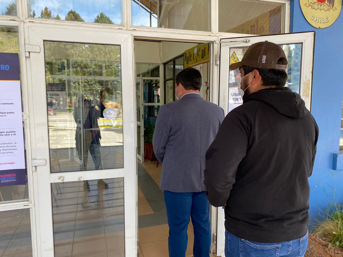 DPPCapitanPrat's tweet photo. #ChileVotaXChile
Esta mañana acompañamos a nuestro gobernador @gmarquezcadagan a cumplir con su deber cívico por #Plebiscito2020 donde además conversamos con nuestros vecinos quienes han llegado de manera ordenada y activa a la sede de votación en Cochrane. 🇨🇱👏 https://t.co/YIFSV3zQyI