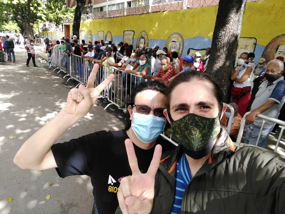 CNTI_VE's tweet photo. Así está a esta hora el Liceo José Avalos del Valle.
Cientos de personas en espera para participar en el simulacro de las elecciones del próximo 6 de diciembre 🇻🇪👊🏻
#SimulacroAN2020 https://t.co/FlNtgHuSWS