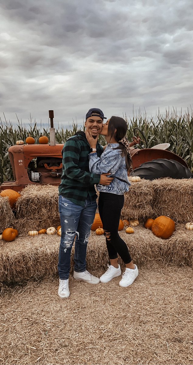 madihill04's tweet photo. corn maze, fall daze🍂 https://t.co/omnNPMyW5o
