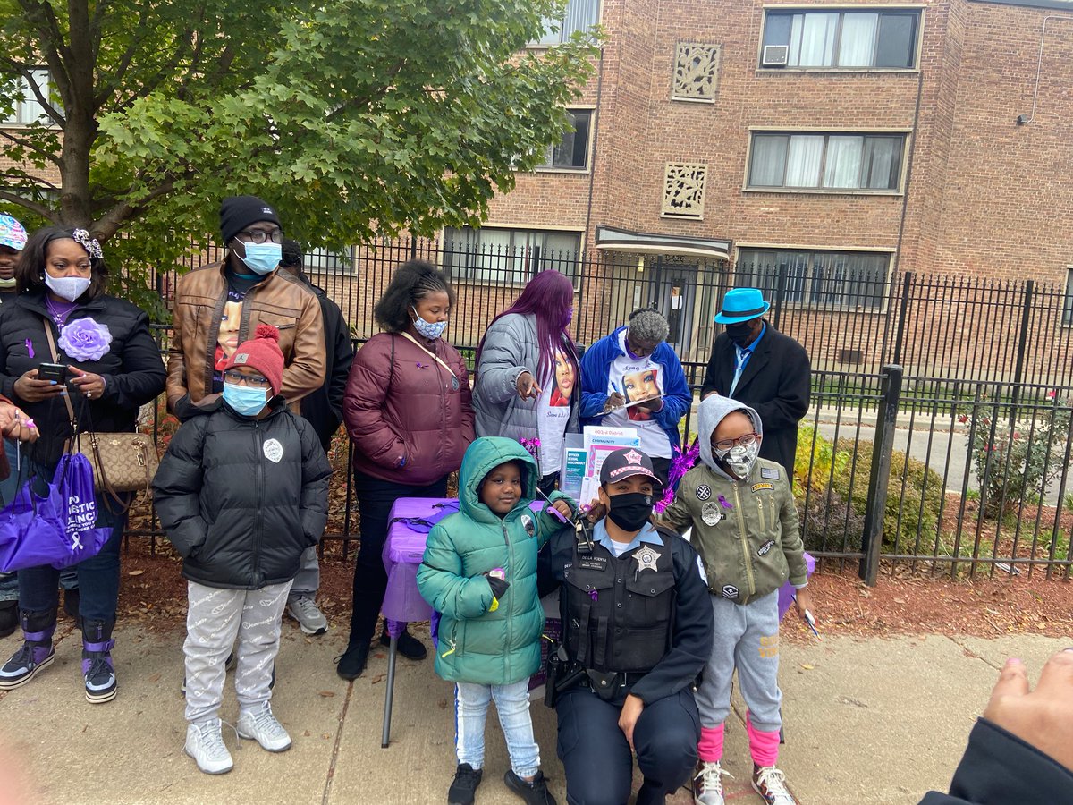 ChicagoCAPS03's tweet photo. #003rdDistrict Domestic Violence Police Officer De La Huerta put together a great event at Parkway Gardens today. #Community #PositivePoliceInteraction https://t.co/vAoWATCQ3H