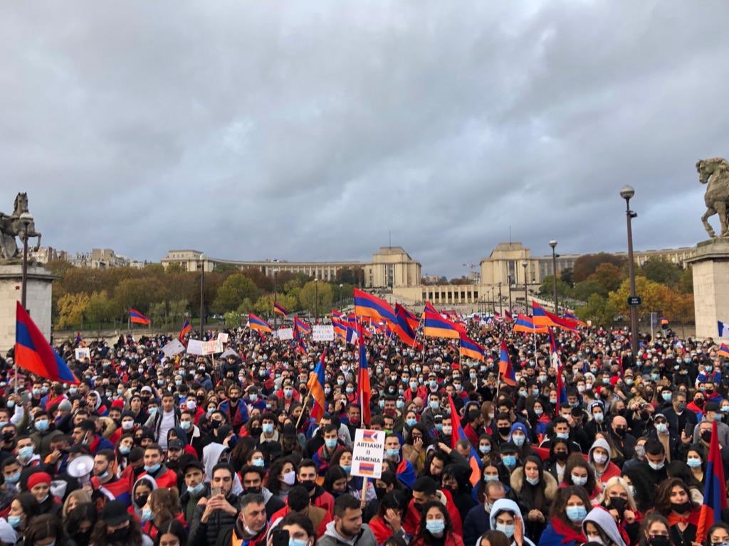 FRANORSEROUND's tweet photo. Plus de 20 000 personnes encore réunies aujourd’hui à Paris ! La France doit reconnaître la République d’Artsakh. #RecognizeArtsakh https://t.co/P7jAhxpprX