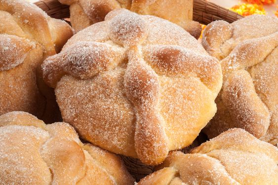 En Ciudad de México es el clásico pan de muerto, redondo, con sus canillas y espolvoreado con azúcar blanca.