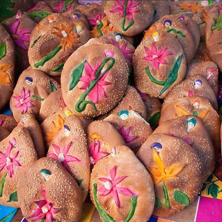 Oaxaca ofrece un pan llamado las ''regañadas'', con o sin ajonjolí, hecho de azúcar con acabado de porcelana, que representa la cara del muerto adulto o de niño.