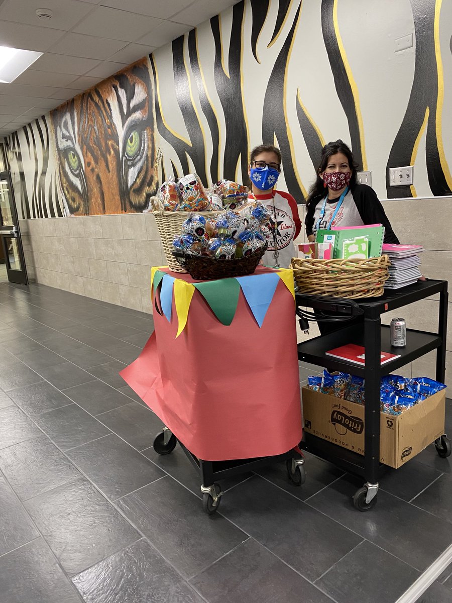 A little behind on a “Hispanic Heritage Month” treat but the chips, hot sauce and guacamole still hit the spot! We love our teachers!! ⁦<a href="/EppsIslandKISD/">Epps Island</a>⁩