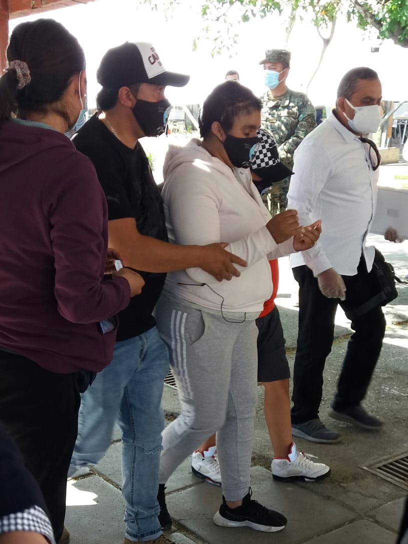 PiensaPrensa's tweet photo. San Bernardo: Fabiola Campillai llegando a sufragar.
UNA MARAVILLOSA MUJER
Foto:@TiuqueC https://t.co/Hfpd5HJV4f
