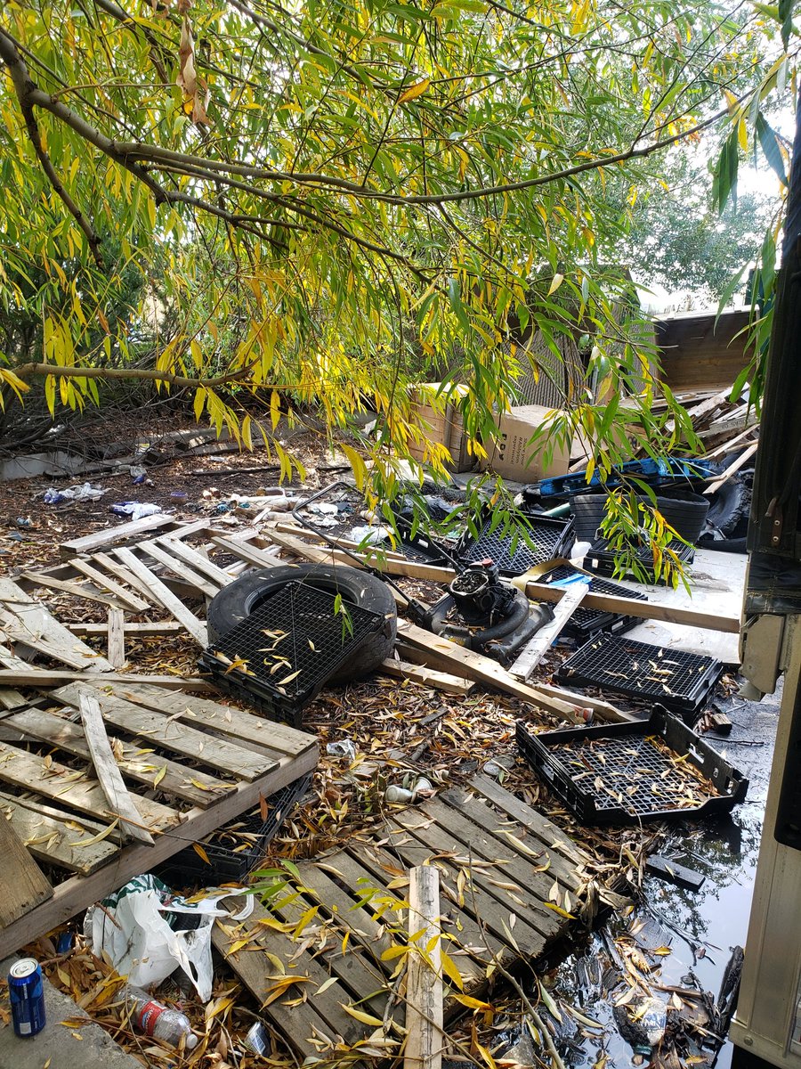 CNDNTrucker32's tweet photo. @LovesTravelStop this is absolutely disgusting &amp; disappointing tires &amp; garbage in the creek &amp; on the creek bed @ the Love's in Ellensburg WA https://t.co/Uo1NjGUOT6