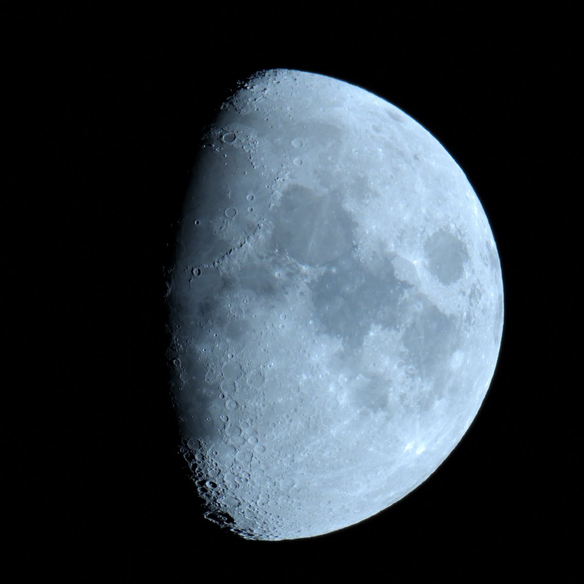 Light and detail on tonight's moon was good earlier #Nikon #P1000 https://t.co/76Zdt22DwN