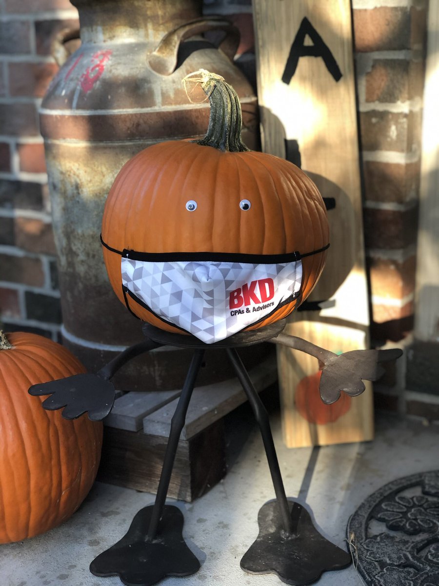 EmilyLogan9's tweet photo. Halloween 2020.
Zoom displays and a pandemic pumpkin - sounds about right. 
#bkdremotehalloween
#bkdlife https://t.co/DfuHkJ3XCt