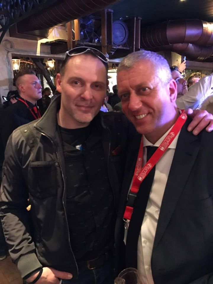 thommy_berg's tweet photo. Ich bin wieder zuhause. :) 4 Jahre ist das schon her, ab sofort gehen wir wieder einen gemeinsamen Weg. 😊
Plattenboss Andreas Rosmiarek und Schlagersänger Thommy Berg.
#thommyberg #schlagersänger #teamfiesta #ruhrevents https://t.co/BAxvVZVmAt