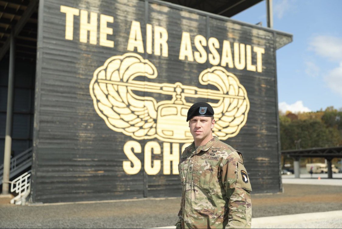 AboveTheRestBN's tweet photo. This #SpotlightSunday goes to our newest Ranger and Pathfinder graduates. SGT Holden just graduated the most grueling school the Army has... RANGER School. Simultaneously SFC Hobson and CPT Dell graduated from Pathfinder 🦅♣️ #RLTW #FirstinLastout @101Bastogne @101stAASLTDIV https://t.co/dYZUdDJ2nX
