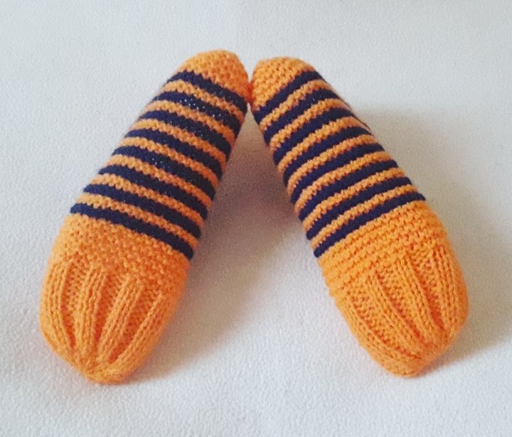 Is orange your colour?! Purple too?! These super cosy super warm orange and purple slippers are in stock and ready to want some toes on these colder night! 

#UKCraftersHour 

etsy.com/uk/shop/Maisie…
