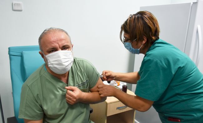 Çin’den getirilen yeni tip koronavirüs (Kovid-19) aşısı, İnönü Üniversitesi Turgut Özal Tıp Merkezinde gönüllü sağlık çalışanları üzerinde denenmeye başlandı.