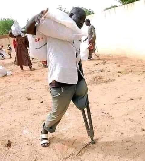 This really cut me deep. 😢

Will he also be called a looter? 

These palliatives were meant for people like him (the less privileged)

But the people in power decide to deprive him of this.

Why??

#endbadgovernanceinnigeria 
#palliativecare