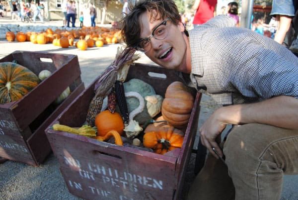 mogirlprobs's tweet photo. This is a Matthew Gray Gubler doing fall activities appreciation post 😍😭 https://t.co/I22qgBpVJ8