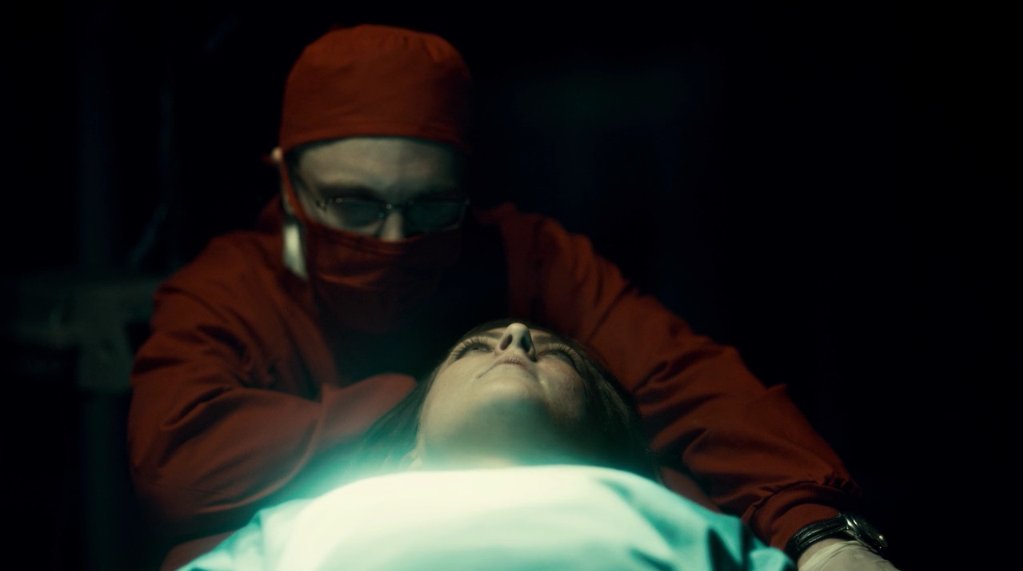 (deleted a previous tweet because i mislabeled a screencap.)apparently mason verger's red surgical scrubs are a reference to cronenberg's Dead Ringers! i rly need to see this movie.  https://twitter.com/ide_cyan/status/1320452323504726018