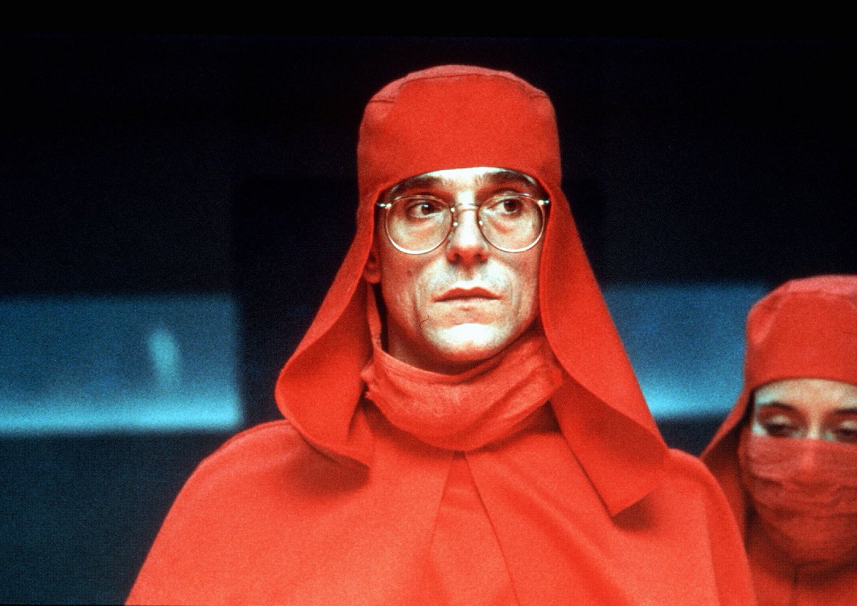 (deleted a previous tweet because i mislabeled a screencap.)apparently mason verger's red surgical scrubs are a reference to cronenberg's Dead Ringers! i rly need to see this movie.  https://twitter.com/ide_cyan/status/1320452323504726018
