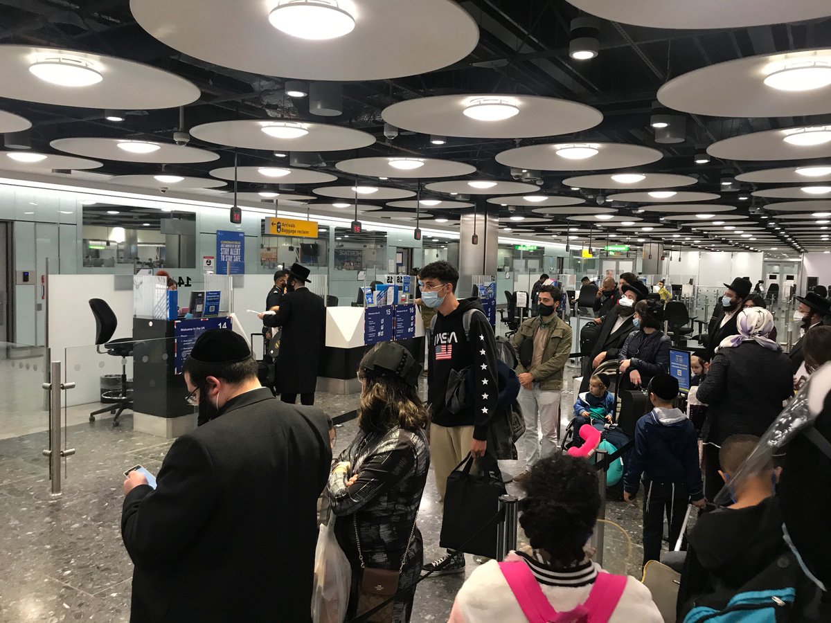 ToBePuraVida's tweet photo. Appealing @HeathrowAirport treatment of families. An officer just shouted at a lady and her baby started crying. Not a Covid Safe environment, no distancing, true havoc. One officer for 200 families!! https://t.co/pgRnKqHDUG