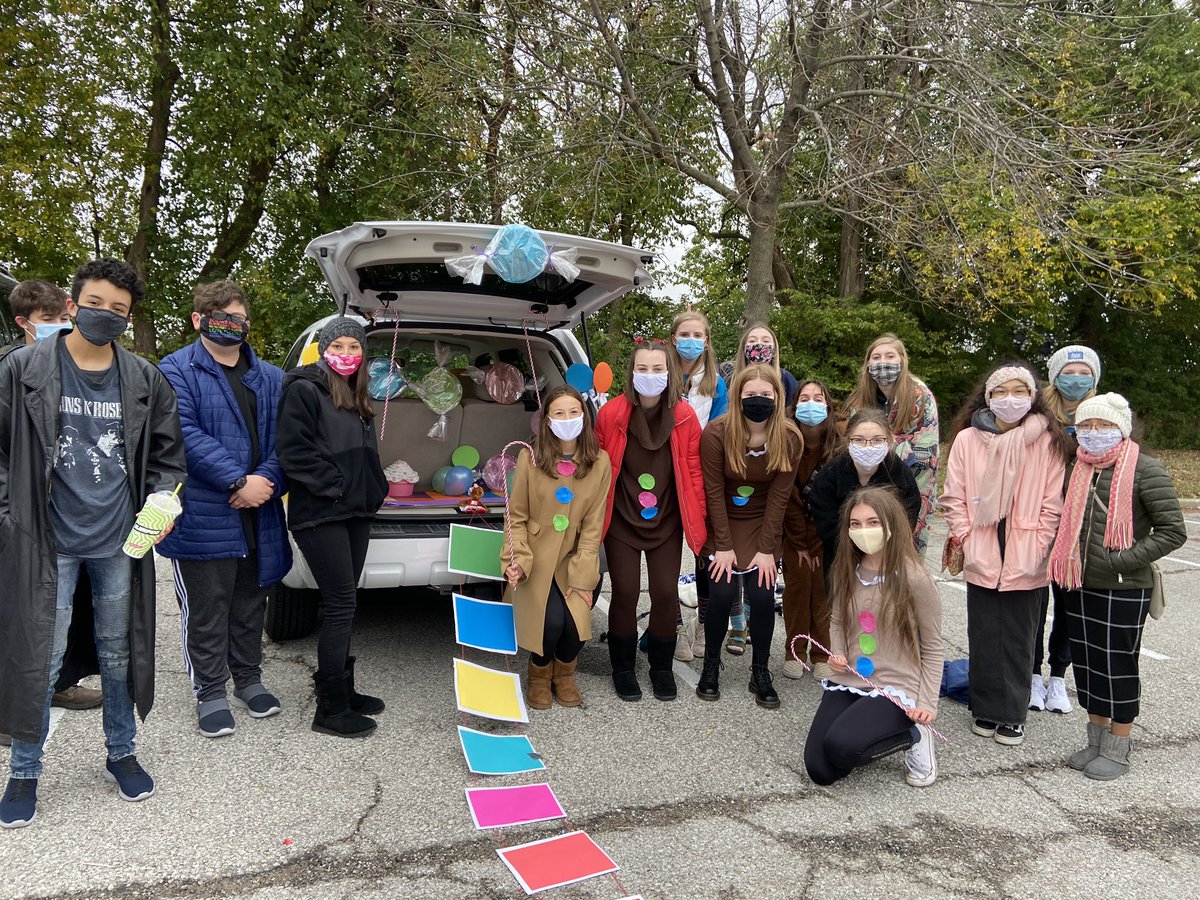 OlatheFutureEd's tweet photo. Wishing you a Happy Halloween from the fabulous FEA Freshman Crew and Spooky Spectacular Sophomores! We ❤️ spooky season and getting to see kids drive thru @olatheeast_ips Trunk or Treat was the best @OlatheEastHawks #FEA #ehours #spookyseasons #halloween https://t.co/Uvdh2YoeQD