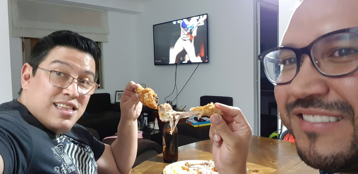 ingucla's tweet photo. #smespm Acá comiendo un pollito Venezolano en Ecuador! #Sabrosoooo https://t.co/HhvscKrYTj