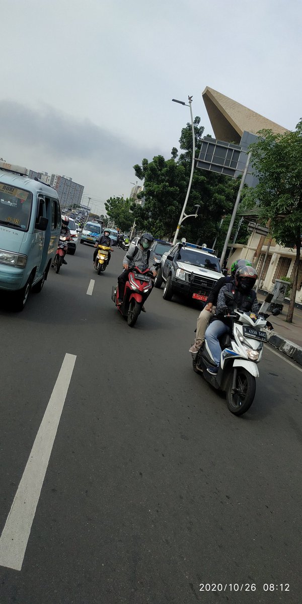wayne_rambo's tweet photo. @DishubDKI_JKT om om nya lagi nilang di deket stasiun tanah abang tapi parkirnya kok gini yaaaaa? https://t.co/VKRvFqRcYf