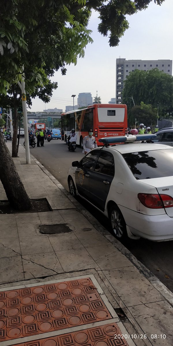 wayne_rambo's tweet photo. @DishubDKI_JKT om om nya lagi nilang di deket stasiun tanah abang tapi parkirnya kok gini yaaaaa? https://t.co/VKRvFqRcYf