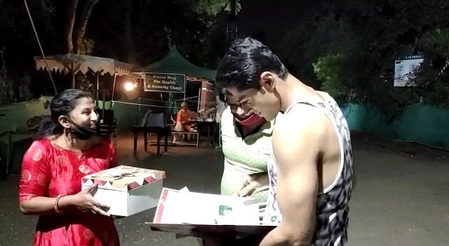 He was joking with the lady who gave cards and letters that where is your card for me ? He said there are so many letters I need to sit and read everythingHe also posed with that uncleSo ppl who said he is arrogant and dont get clicked r wrong #EkDujeKeVaaste2  #MohitKumar
