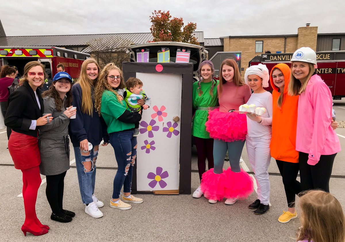 wb_students's tweet photo. We had a scary good time kickin’ it at Trunk or Treat!! https://t.co/AcFDBQgqMo