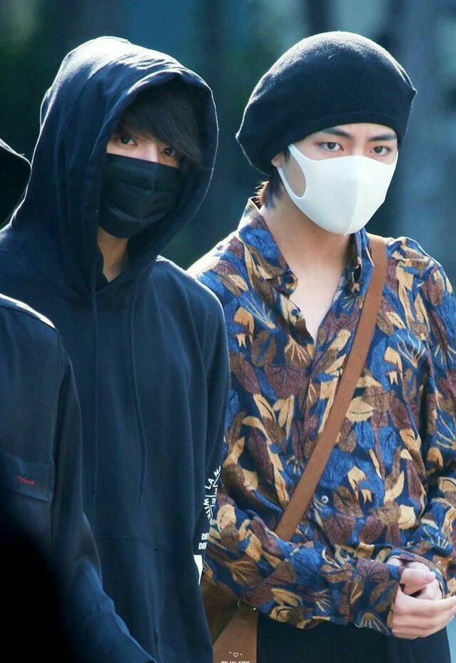 Taekook airport fashion "art student and his e-boy boyfriend"–a much needed thread: