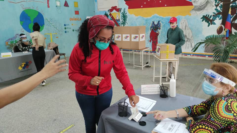 GObreraCentral's tweet photo. #SimulacroAN2020 
#VenVamosJuntas 
#DivaPalaAsamblea
Participación en el simulacro 2020 en el Liceo Andrés Bello, La Candelaria, #Caracas conociendo la nueva tecnología del @ve_cne
@d_guzmanl 
@NicolasMaduro 
@dcabellor 
@PartidoPSUV 
@JuventudPSUV 
@CCDariovivas 
@taniapsuv https://t.co/QSYla8MPM7