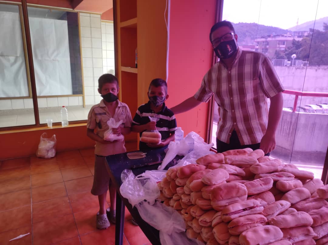 ReporteroAndres's tweet photo. *[ #AlimentandoConAmor ]*

#24Oct #FundAyuda retornó a las calles de *#Valera, #Trujillo ,para llevar un poco de comida a las personas que duermen y son atendidas en el Hospital Central Pedro Emilio Carrillo.
🤗 #feedingvenezuela

https://t.co/RSCm1Sg88e https://t.co/apAf7XHeTb