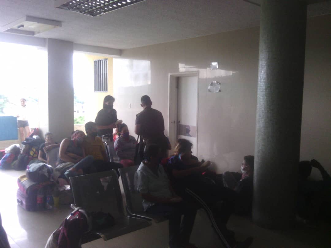 ReporteroAndres's tweet photo. *[ #AlimentandoConAmor ]*

#24Oct #FundAyuda retornó a las calles de *#Valera, #Trujillo ,para llevar un poco de comida a las personas que duermen y son atendidas en el Hospital Central Pedro Emilio Carrillo.
🤗 #feedingvenezuela

https://t.co/RSCm1Sg88e https://t.co/apAf7XHeTb