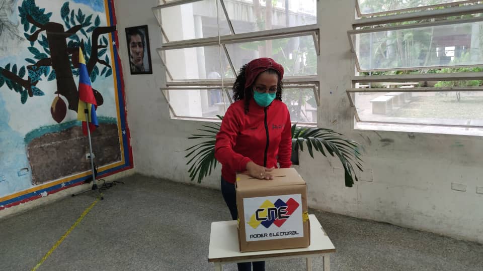 guerrillaobre10's tweet photo. #25Oct
La candidata de los
trabajador⭐s @d_guzmanl realizando el simulacro de votación, en el Liceo Andrés Bello de Ccs
#DivaPalaAsamblea
#SimulacroAN2020
@CCDariovivas
@PartidoPSUV
@JuventudPSUV https://t.co/VlQmuQcap5