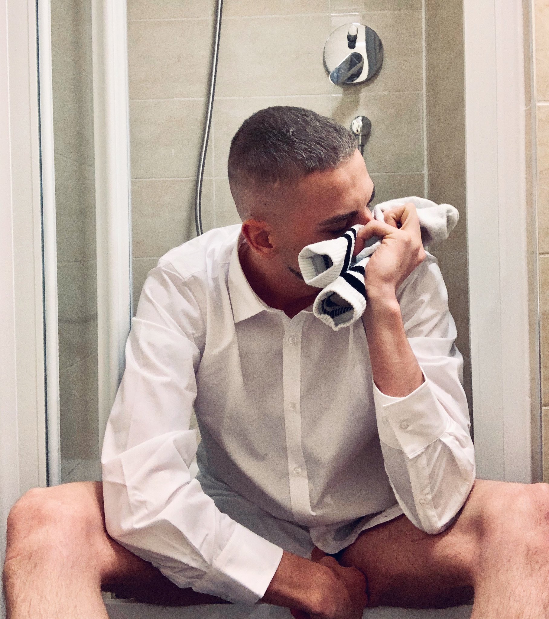 A long day.. I just could resist to have a good long sniff on those sweaty socks. 

Wanna join? ? 

@SneakersGay