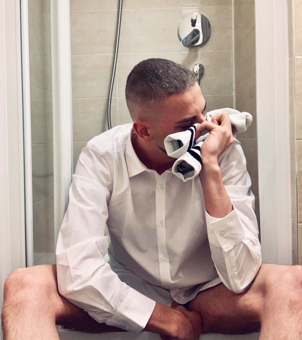 A long day.. I just could resist to have a good long sniff on those sweaty socks. 

Wanna join? ? 

@SneakersGay