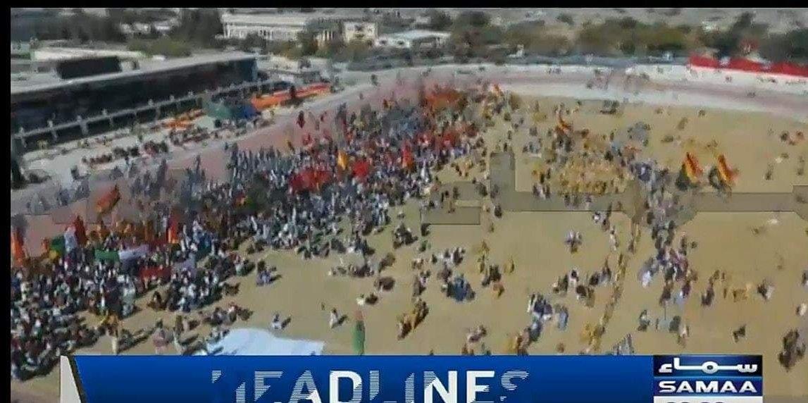 RanaAbidAkhtar's tweet photo. اسٹیبلشمنٹ عمران خان حکومت کی پشت پناہی ترک کر دے تو ہم ان کو آنکھوں پر بٹھانے کے لیے تیار ہیں۔ فضل الرحمان
یعنی کھلم کھلا پیغام ہے اسٹیبلشمنٹ کو کہ ہمیں حکومت میں لے آئے تو ہم آپ کے جوتے بھی صاف کرنے کو تیار ہیں.
#PDMQuettaCircus https://t.co/lljJsEhHVT