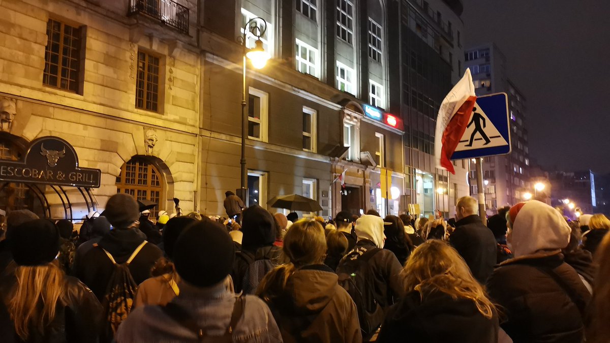 jasminarozanska's tweet photo. "Powiedz córce gdzie dziś byłeś" skanduje tłum do policjantów. Mocne. https://t.co/ra2JfkikAc