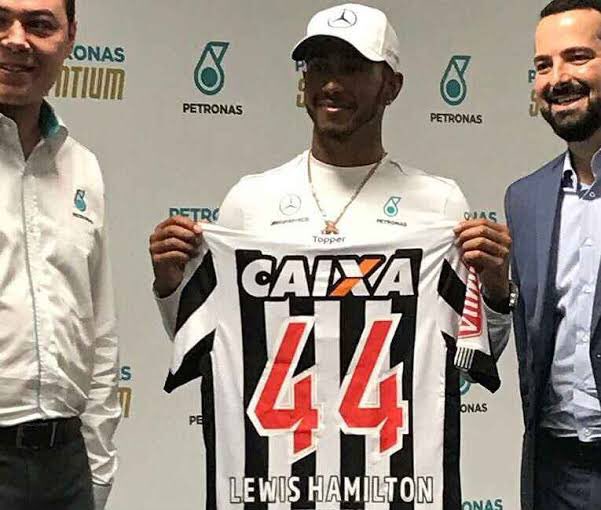 rafaeldba's tweet photo. A cada dia um novo recorde, mais distante dos atuais concorrentes... E ainda reforçando movimentos sobre racismo e abuso da violência. O cara é um monstro! #LewisHamilton #Lewis92 https://t.co/dmPBNyPLJs