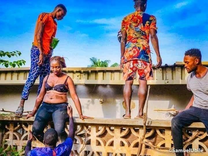 HoneyBadgerEraa's tweet image. When you think you have seen it all....
Somewhere in Kaduna, they loot ed the house of a Commissioner thoroughly, they even took the doors, gate and the roofs #basedonwhat
😂😅🤣🤣😂😂😅😅🤣
#endinjustice
#EndSARS