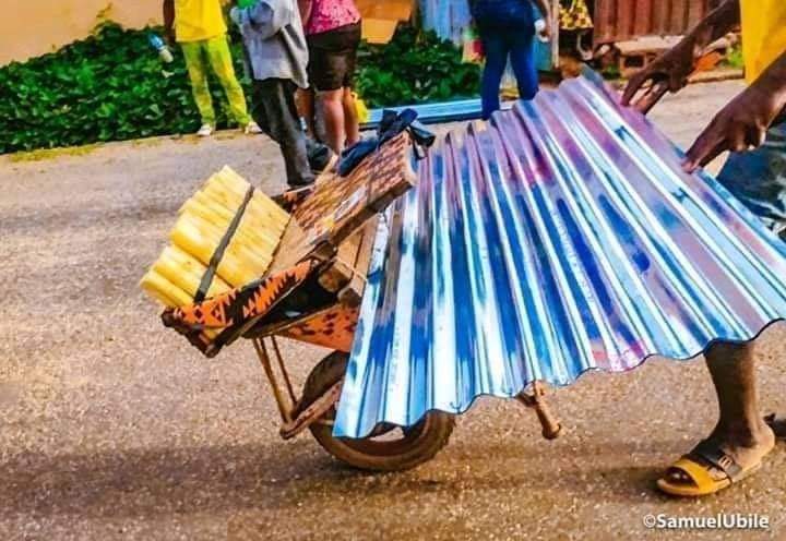 HoneyBadgerEraa's tweet image. When you think you have seen it all....
Somewhere in Kaduna, they loot ed the house of a Commissioner thoroughly, they even took the doors, gate and the roofs #basedonwhat
😂😅🤣🤣😂😂😅😅🤣
#endinjustice
#EndSARS