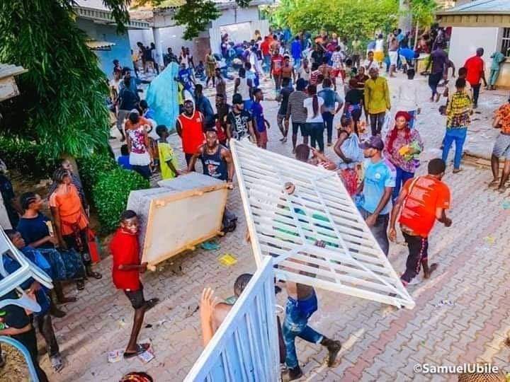 HoneyBadgerEraa's tweet image. When you think you have seen it all....
Somewhere in Kaduna, they loot ed the house of a Commissioner thoroughly, they even took the doors, gate and the roofs #basedonwhat
😂😅🤣🤣😂😂😅😅🤣
#endinjustice
#EndSARS