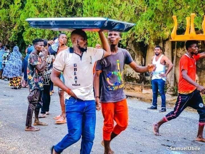 HoneyBadgerEraa's tweet image. When you think you have seen it all....
Somewhere in Kaduna, they loot ed the house of a Commissioner thoroughly, they even took the doors, gate and the roofs #basedonwhat
😂😅🤣🤣😂😂😅😅🤣
#endinjustice
#EndSARS