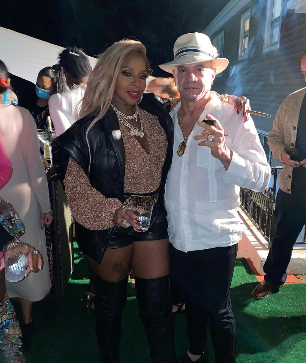Event: Birthday Celebration for Xenos DaCosta Sr.
Rosario Cigars LLC - @rosariocigarsllc @therealmaryjblige
Handcrafted Cigars is a must for a birthday party
.
#rosariocigars #maryjblige #mjb #happybirthday #HB #birthday #decor #event #privatedinner #privateparties
